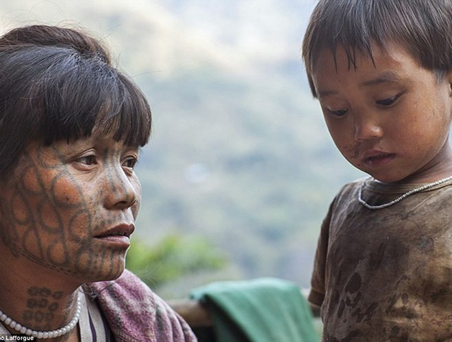 Những người phụ nữ của ba bộ tộc Chin, Magan và Muun ở phía Tây Nam Myanmar, có phong tục xăm mặt như một biểu tượng của sự trưởng thành.