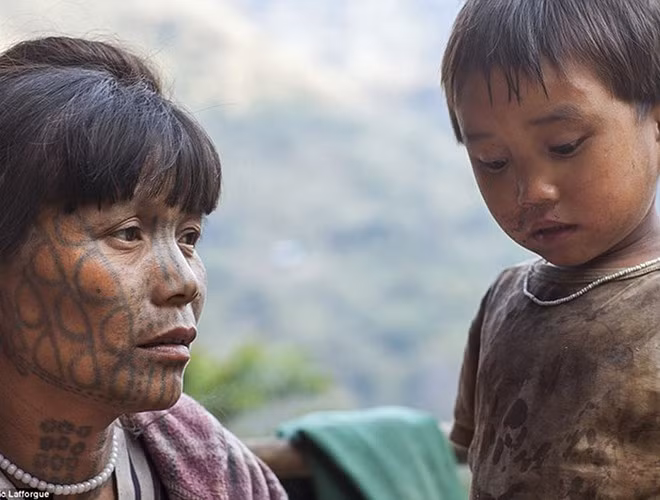 Những người phụ nữ của ba bộ tộc Chin, Magan và Muun ở phía Tây Nam Myanmar, có phong tục xăm mặt như một biểu tượng của sự trưởng thành.