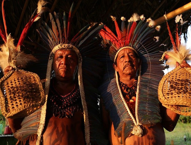 Để chuẩn bị cho nghi lễ trưởng thành, tộc trưởng và các bô lão trong bộ tộc sẽ đi bắt những con kiến đạn to khỏe trong rừng sâu, cho chúng vào một dung dịch khiến những con kiến đạn bất tỉnh. Sau đó người ta sẽ làm những chiếc găng tay, đổ hàng chục con kiến vào đó để các chàng trai tham gia lễ trưởng thành.