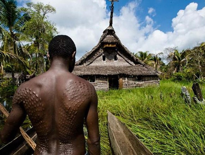 Khi thực hiện nghi lễ rạch cơ thể, trưởng tộc sẽ dùng những vật sắc nhọn để khắc lên sống lưng, bả vai và phía trước ngực của đứa trẻ. Những "họa tiết" trên cơ thể càng dài và càng nhiều thì người đàn ông càng trưởng thành, chín chắn và mạnh mẽ như cá sấu.