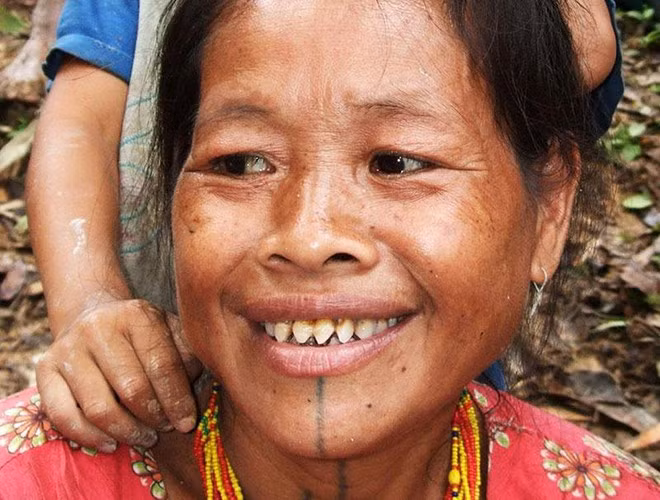 Mentawai là một trong số ít bộ lạc thiểu số ở Indonesia còn giữ lại những phong tục truyền thống kỳ lạ. Nghi lễ mài răng đánh dấu sự trưởng thành của các cô gái tộc Mentawai được xem là một trong những nghi lễ đáng sợ nhất thế giới.