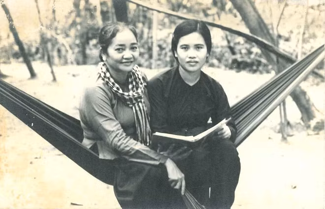 Bà Nguyễn Thị Định cùng trợ lý Nguyễn Thị Mẫn (cháu gái ruột) tại Bộ Chỉ huy Miền, ấp Tà Thiết, Lộc Thành, Lộc Ninh, Bình Phước.