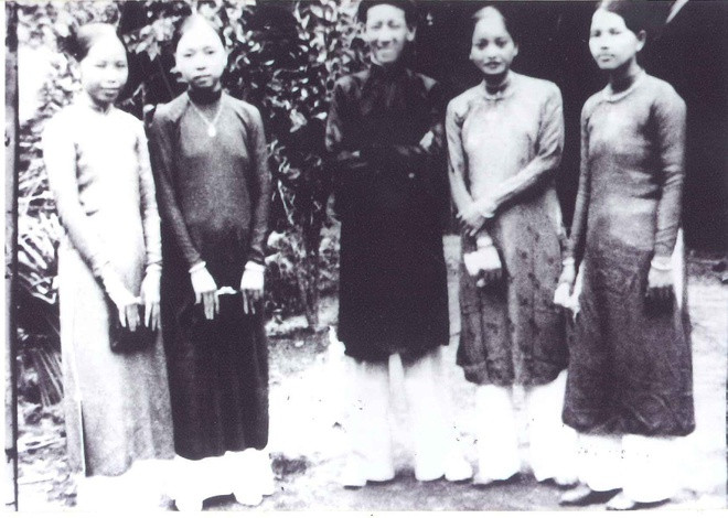 Bà Nguyễn Thị Định (đứng thứ 2 từ phải sang) và chồng Nguyễn Văn Bích, cùng các bạn trong ngày cưới, Bến Tre, năm 1939.