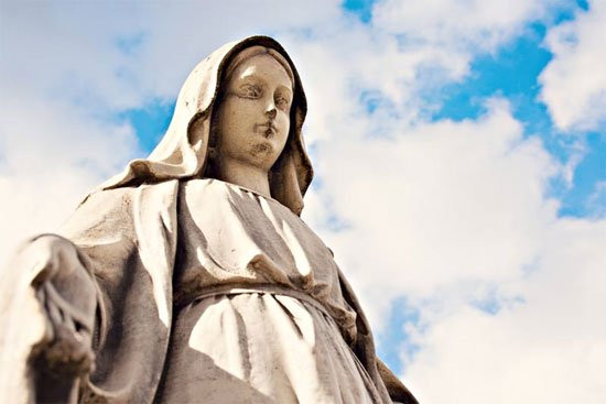  4. Những bức tượng biết khóc: Năm 1973, một bức tượng nhỏ trong nhà thờ Akita (Nhật Bản) đã chảy máu ngay sau khi nữ tu sĩ Agnes Sasagawa trong nhà thờ nhìn thấy sự xuất hiện của Đức Mẹ Đồng Trinh. Bức tượng này tiếp tục đổ mồ hôi và chảy máu trong một vài năm sau đó. Nữ tu sĩ Agnes vốn bị điếc, 10 năm sau khi được gặp Đức Mẹ Đồng Trinh đã hoàn toàn có thể nghe thấy được như người bình thường. Hiện tượng kỳ lạ này không chỉ xuất hiện ở Nhật Bản. Một bức vẽ chúa Jesus tại nhà thờ ở Bethlehem (Palestine), nơi đã sinh ra Chúa, thường xuyên khóc ra máu. 