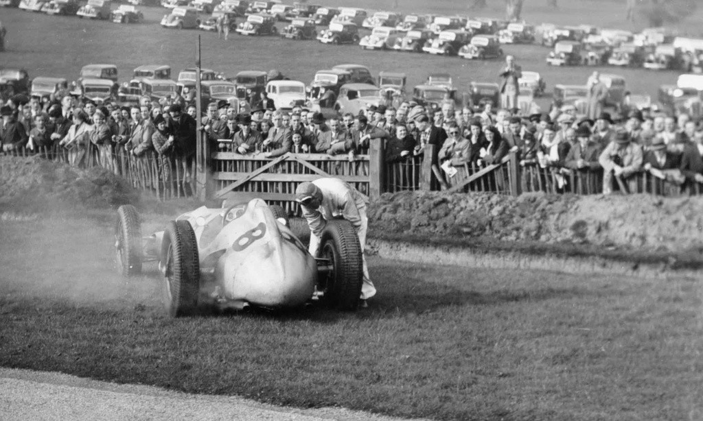 Tay dua F1 huyen thoai nuoc Anh chay dua voi danh vong sau khi gap Hitler