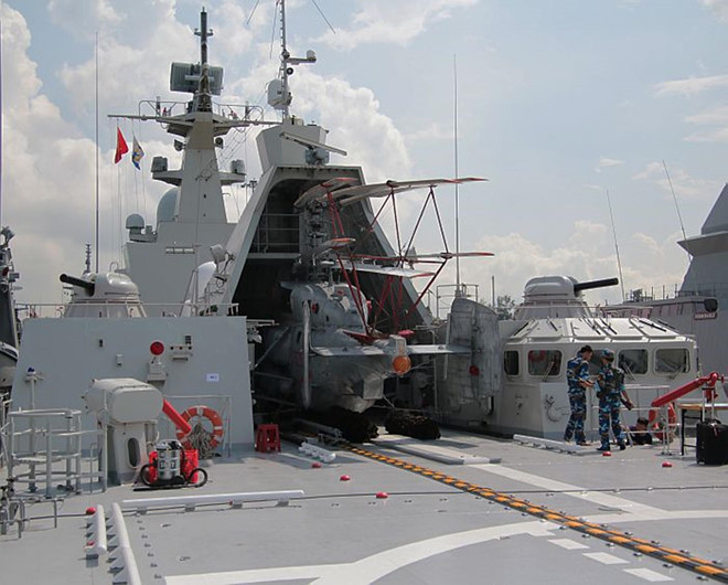 Đuôi tàu có sàn đáp cho trực thăng chống ngầm Ka-28. Tàu 016 nói riêng và Gepard 3.9 nói chung không có nhà chứa cho trực thăng. Nó chỉ có một góc nhỏ để che phần đầu, phần đuôi và cánh quạt chính của trực thăng vẫn ở ngoài trời, vì không gian của tàu không đủ để thiết kế nhà chứa trực thăng chuyên dụng. Ảnh: MDC.