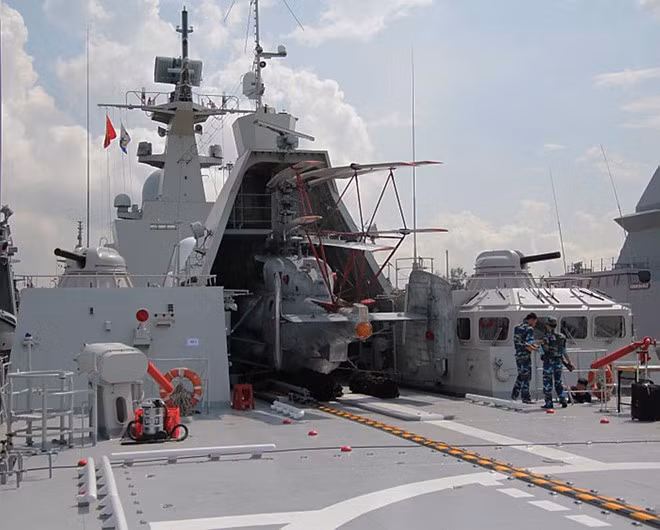 Đuôi tàu có sàn đáp cho trực thăng chống ngầm Ka-28. Tàu 016 nói riêng và Gepard 3.9 nói chung không có nhà chứa cho trực thăng. Nó chỉ có một góc nhỏ để che phần đầu, phần đuôi và cánh quạt chính của trực thăng vẫn ở ngoài trời, vì không gian của tàu không đủ để thiết kế nhà chứa trực thăng chuyên dụng. Ảnh: MDC.