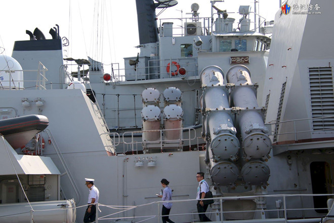 Hệ thống hỏa lực mạnh nhất trên tàu 016 là 8 tên lửa chống hạm Kh-35 Uran-E. Tên lửa có tầm bắn từ 130-250 km tùy phiên bản. Nó được dẫn đường đến mục tiêu kết hợp giữa dẫn hướng quán tính và radar chủ động giai đoạn cuối. Kh-35 mang theo đầu đạn nặng 145 kg có thể nhấn chìm chiến hạm tải trọng 5.000 tấn. Ảnh: Haohanfw/Military Armed Force.