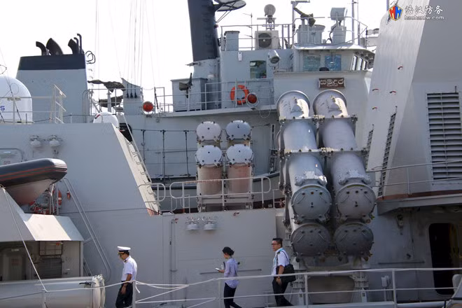 Hệ thống hỏa lực mạnh nhất trên tàu 016 là 8 tên lửa chống hạm Kh-35 Uran-E. Tên lửa có tầm bắn từ 130-250 km tùy phiên bản. Nó được dẫn đường đến mục tiêu kết hợp giữa dẫn hướng quán tính và radar chủ động giai đoạn cuối. Kh-35 mang theo đầu đạn nặng 145 kg có thể nhấn chìm chiến hạm tải trọng 5.000 tấn. Ảnh: Haohanfw/Military Armed Force.