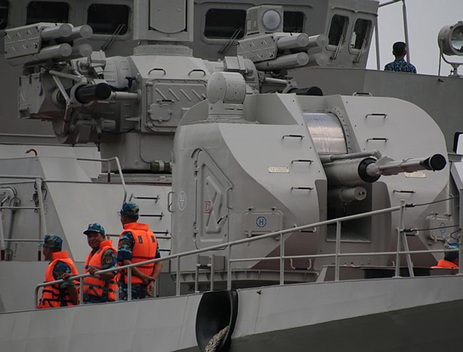 Tàu được vũ trang pháo AK-176M, cỡ nòng 76 mm. Pháo có tầm bắn tối đa 15 km, tốc độ bắn 120 viên/phút. Pháo có thể tác chiến chống tàu mặt nước cỡ nhỏ, xuồng tuần tra, pháo kích các mục tiêu ven biển và phòng không. Ảnh: MDC.