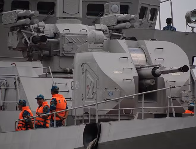 Tàu được vũ trang pháo AK-176M, cỡ nòng 76 mm. Pháo có tầm bắn tối đa 15 km, tốc độ bắn 120 viên/phút. Pháo có thể tác chiến chống tàu mặt nước cỡ nhỏ, xuồng tuần tra, pháo kích các mục tiêu ven biển và phòng không. Ảnh: MDC.