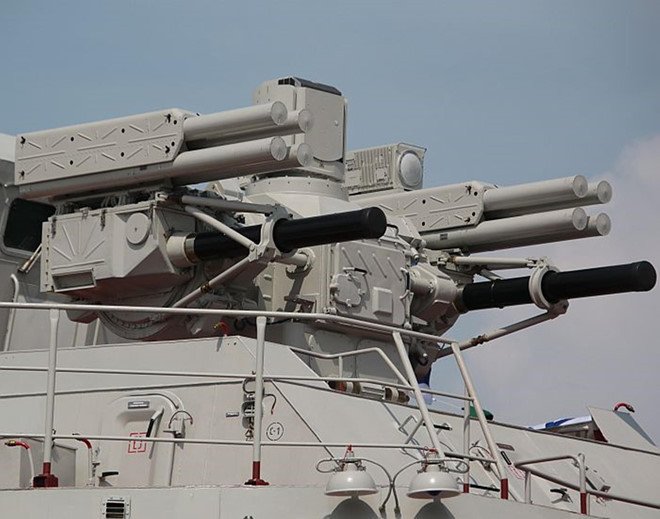 Lá chắn phòng không chủ lực trên tàu 016 là hệ thống phòng không tích hợp Palma. Hệ thống gồm 2 pháo bắn siêu nhanh AO-KD. Mỗi pháo gồm 6 nòng, cỡ đạn 30 mm, tốc độ bắn 4.000 - 6.000 viên/phút. 8 tên lửa phòng không tầm thấp Sosna-R. Tên lửa có tầm bắn 15 km, độ cao 10 km. Ảnh: MDC.