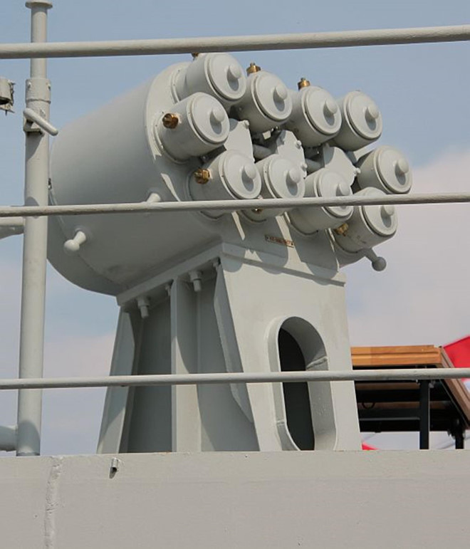 Hệ thống phóng đạn mồi bẫy PK-16 được sử dụng để gây nhiễu đường ngắm của các loại vũ khí chống hạm nhắm vào tàu. Ngoài ra, tàu còn được trang bị hệ thống đối phó điện tử TK-25E-2 và một số hệ thống tác chiến điện tử khác. Ảnh: MDC.