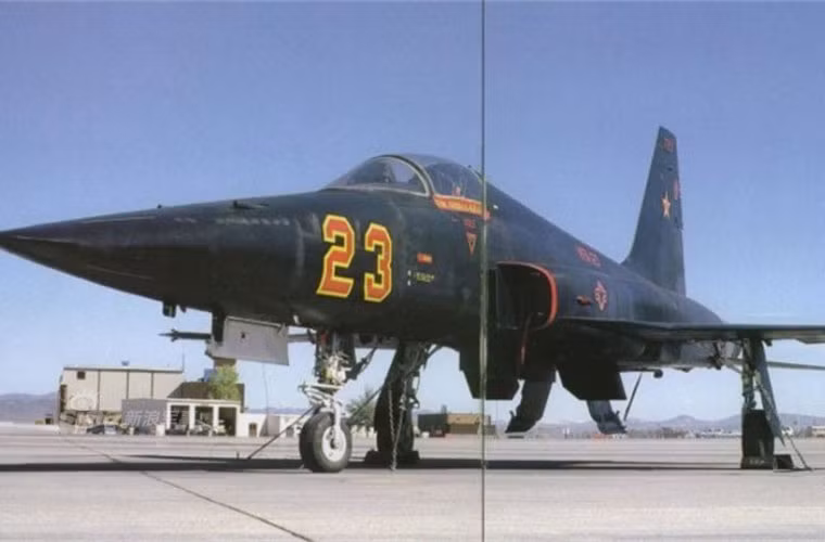 Ngoài ra, sau này "Phi đoàn kẻ xâm lược" còn được trang bị các máy bay tiêm kích F-5 được coi là có tính năng bay tương tự MiG-21 của KQND Việt Nam. Thực tế sau khi phi công Liên Xô bay thử F-5 cho thấy tính năng của F-5 tương đương và thậm chí là vượt hơn ở một số điểm so với MiG-21. Nguồn ảnh: Sina