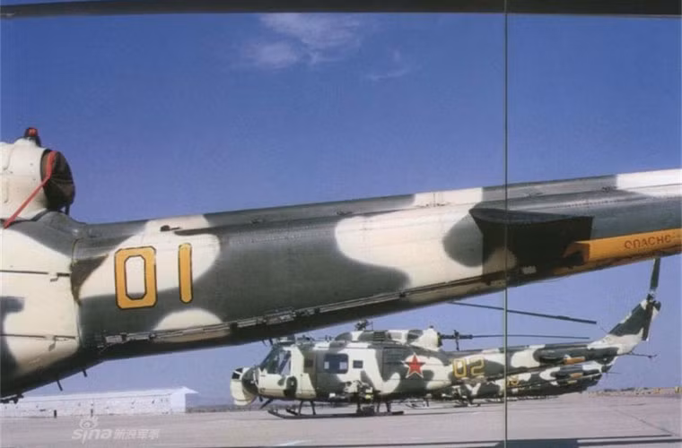 Trong ảnh, những chiếc UH-1 sơn màu ngụy trang kiểu Mi-24 cùng phù hiệu Không quân Liên Xô. Nguồn ảnh: Sina