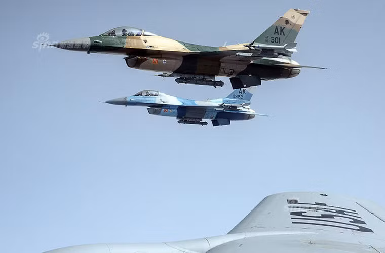 Hiện nay, ngoài F/A-18, Mỹ còn sử dụng F-16 sơn màu ngụy trang kiểu Nga để làm nhiệm vụ huấn luyện đối kháng. Có vẻ như những chiếc F-16 với sự cơ động cao, nhỏ gọn thích hợp đóng giả tiêm kích MiG-29 có tính năng tương đương. Nguồn ảnh: Sina