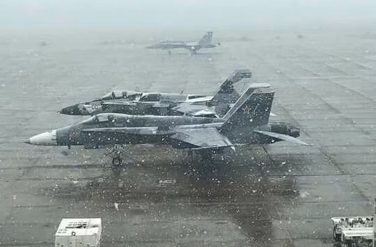 Tuy nhiên, việc dùng F/A-18 đóng giả Su-34 thì đây là lần đầu tiên xuất hiện. Không rõ người Mỹ tại sao chọn F/A-18 đóng Su-34 vì vốn dĩ trong khi F/A-18 thiên về máy bay đa nhiệm thì Su-34 thiên về khả năng tấn công mặt đất nhiều hơn. Nguồn ảnh: Sina