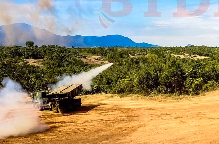 Pháo phản lực phóng loạt Astros II 300mm khai hỏa, tầm bắn của nó có thể lên tới 65 hoặc 90km. Tuy nhiên, Malaysia chỉ có 54 khẩu pháo loại này. Nguồn ảnh: BTDM