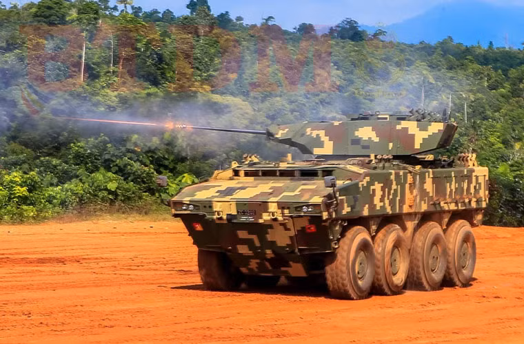 Xe thiết giáp bánh lốp AV8 Gempita nã pháo 25mm dữ dội tấn công mục tiêu trên một ngọn đồi. Đáng chú ý, loại xe thiết giáp này hóa ra được công ty DefTech của Malaysia sản xuất với sự hợp tác từ FNSS Pars Thổ Nhĩ Kỳ. Nguồn ảnh: BTDM