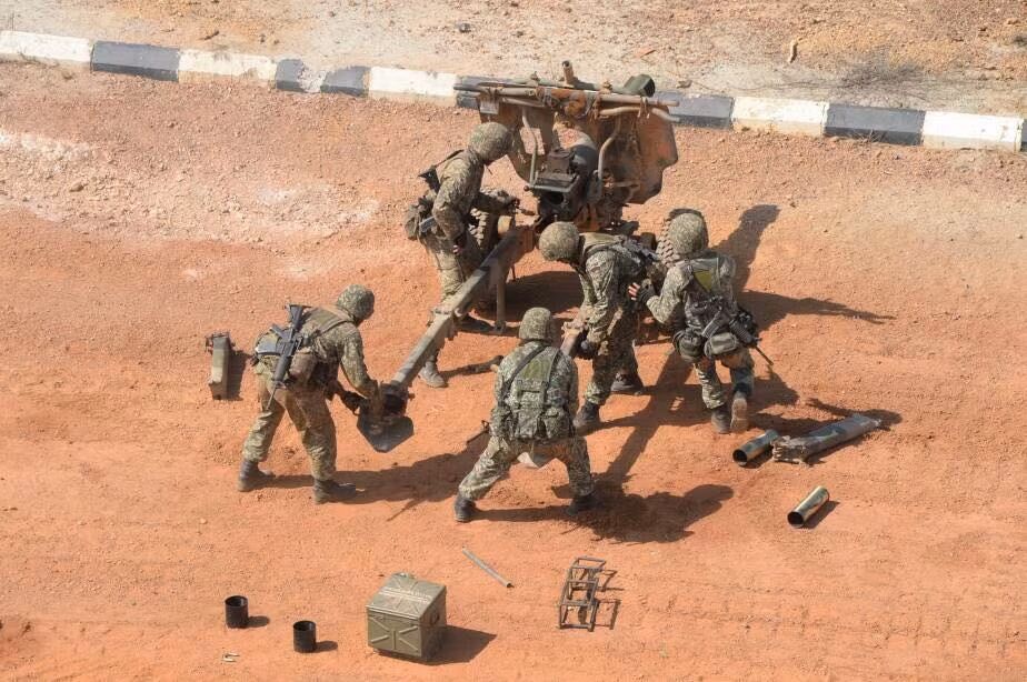 Nhóm pháo thủ đang nhanh chóng triển khai bắn khẩu lựu pháo nòng ngắn 105mm OTO Melara Mod 56. Nguồn ảnh: BTDM