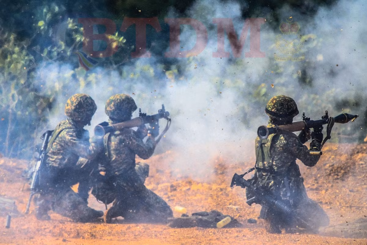 Lính Malaysia khai hỏa đồng loạt súng chống tăng RPG-7. Nguồn ảnh: BTDM