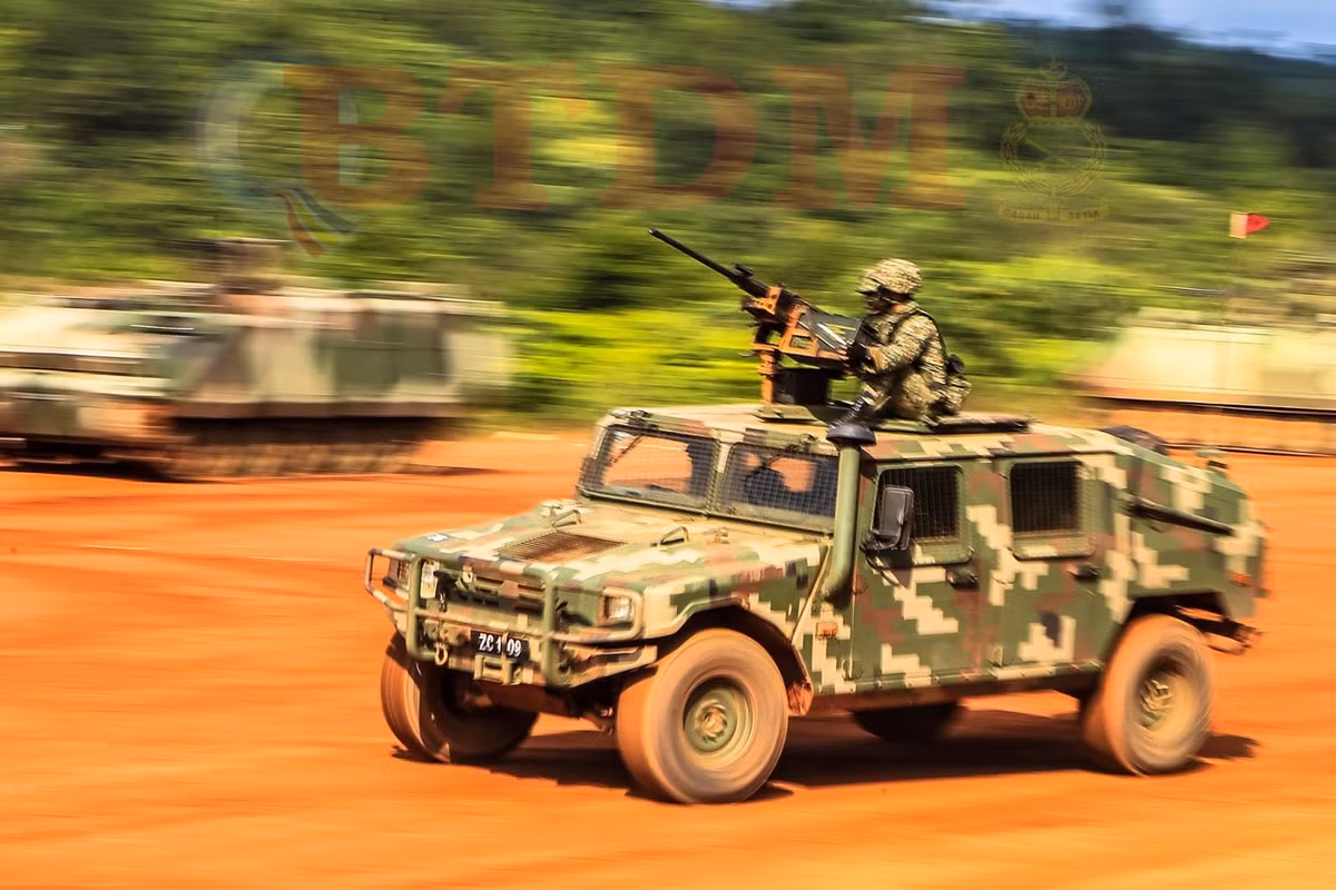 Xe thiết giáp hạng nhẹ URO VAMTAC cơ động nhanh trên thao trường, trên nóc xe gắn đại liên 12,7mm M2. Nguồn ảnh: BTDM