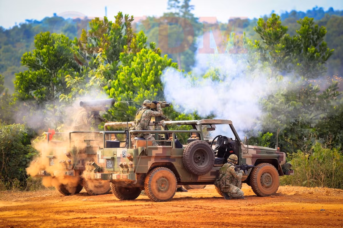 Lính Malaysia trên xe cơ giới khai hỏa các tổ hợp tên lửa chống tăng Metis-M được nhập khẩu từ Nga. Loại vũ khí này được đánh giá là có khả năng xuyên thủng lớp giáp dày tương đương 900-1.000mm thép sau gạch ERA. Nguồn ảnh: BTDM