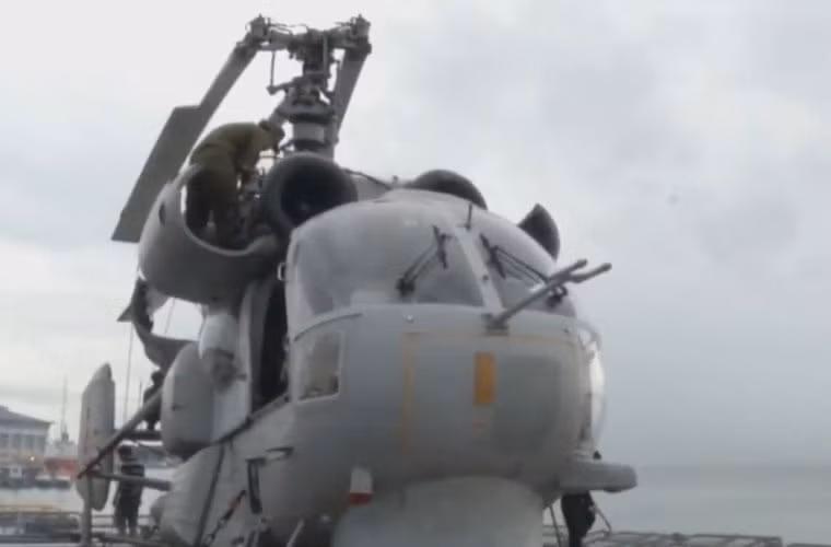 Để thuận tiện cho không gian khá hẹp trong hangar, cánh quạt đồng trục trực thăng săn ngầm Ka-28 được gấp gọn trước khi cất giữ. Nguồn ảnh: Kênh Quốc phòng Việt Nam