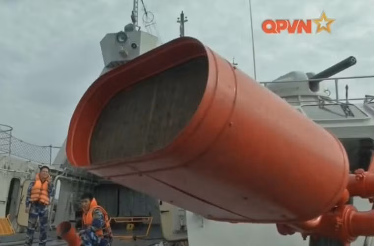 Có thể thấy hai khối kiến trúc lắp bệ pháo AK-630 ở hai bên tạo thành “tường hangar” vững chãi. Nguồn ảnh: Kênh Quốc phòng Việt Nam