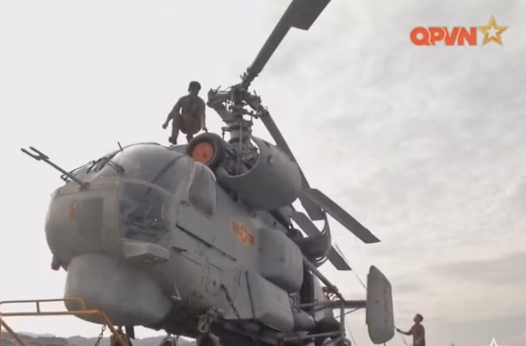 Điểm làm nên sự độc đáo của trực thăng Kamov là sử dụng cơ cánh quạt nâng đồng trục. Theo đó, thay vì chỉ sự dụng một cánh quạt chính như trực thăng truyền thống, Kamov Ka-28 dùng cơ cấu 2 cánh quạt nâng quay ngược chiều nhau sẽ tạo ra 2 mô men tự quay cũng ngược chiều nhau và vì vậy chúng tự triệt tiêu lẫn nhau. Nguồn ảnh: Kênh Quốc phòng Việt Nam