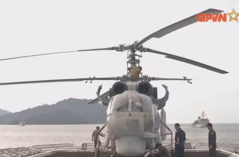 Ka-28 còn có thêm khả năng dò tìm tàu ngầm bằng phao thủy âm vô tuyến RGB (dò bằng sóng vô tuyến khi tàu ngầm phát ra tín hiệu sóng vô tuyến lên không trung) và dò âm VGS (dò tiếng chân vịt của tàu ngầm). Nguồn ảnh: Kênh Quốc phòng Việt Nam