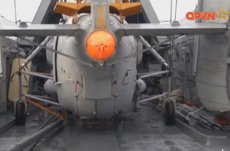 Thế nhưng, các hình ảnh gần đây cho thấy điều ngược lại. Theo đó, trong chương trình về trực thăng Ka-28 thuộc Lữ đoàn 954 trang bị cho tàu hộ vệ tên lửa Đinh Tiên Hoàng (011), kênh QPVN phát các hình ảnh chiếc Ka-28 đang được kéo ra từ một hangar “đặc biệt”. Nguồn ảnh: Kênh Quốc phòng Việt Nam