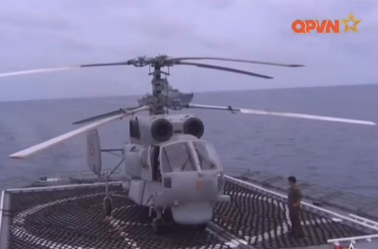 Ka-28 được trang bị hệ thống radar trinh sát mặt nước và gắn thêm thiết bị chống nhiễu, gây nhiễu để tàu ngầm không thể phát hiện. Khoang vũ khí của nó mang được ngư lôi tự dẫn, bom chìm và mìn. Nguồn ảnh: Kênh Quốc phòng Việt Nam