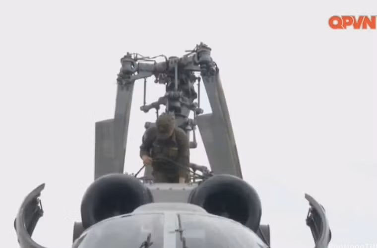 Cơ cấu cánh quạt đồng trục của Ka-28 được đánh giá là rất tiện lợi cho hoạt động trên biển với luồng gió phức tạp. Bên cạnh đó, việc không cần cánh đuôi giúp Ka-28 nhỏ gọn, nhét vừa hangar “tự nhiên”. Nguồn ảnh: Kênh Quốc phòng Việt Nam