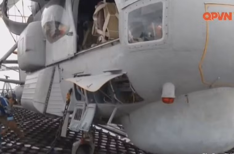 Mặt boong sân đỗ bố trí lưới mắt cá bền vững để níu máy bay. Nguồn ảnh: Kênh Quốc phòng Việt Nam