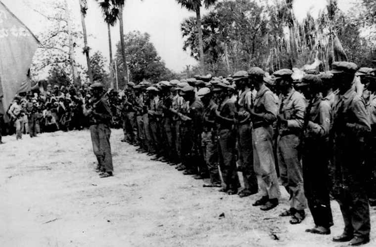 Giúp nhân dân Campuchia phát triển lực lượng vũ trang, đánh lại quân Pôn-pốt.