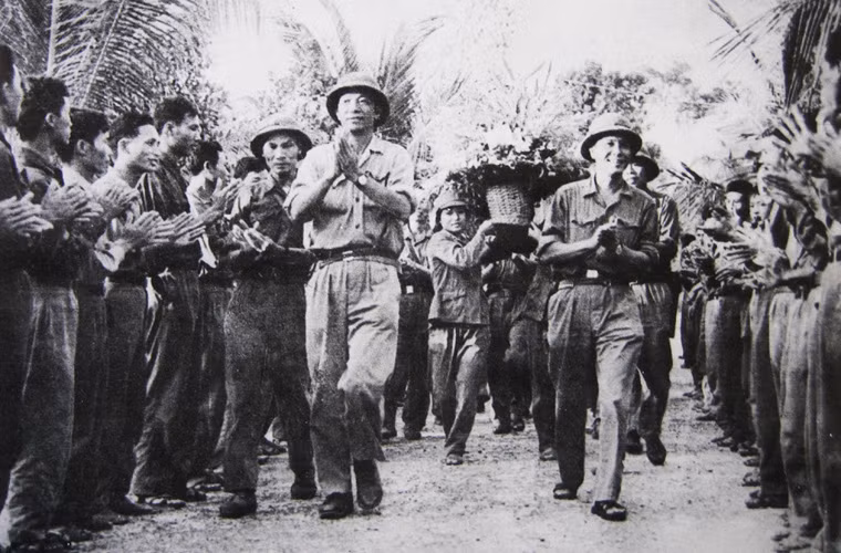 Trong các năm 1977-1978, chính quyền Khmer Đỏ ở Campuchia liên tục có các hành động gây hấn với Việt Nam. Nghiêm trọng nhất, ngày 13/12/1978, Khmer Đỏ huy động 19 sư đoàn (khoảng 80.000-100.000 quân) tiến công xâm lược Việt Nam trên toàn tuyến biên giới Tây Nam. Thực hiện quyền tự vệ chính đáng, QĐNDVN đã tổ chức chiến dịch phản công đánh đuổi quân Khmer Đỏ ra khỏi lãnh thổ và giúp đỡ nhân dân Campuchia lật đổ chính quyền tàn bạo. Ảnh: Sư đoàn 304 (Quân đoàn 2) nhận lẵng hoa của Chủ tịch nước Tôn Đức Thắng trước khi lên đường làm nhiệm vụ giúp nước bạn Campuchia.