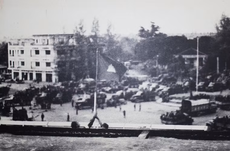 Cờ cách mạng 5 ngọn tháp tung bay trên thành phố CămPốt – Campuchia năm 1979.