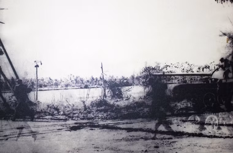 Chiến sĩ QĐND Việt Nam truy kích địch ở Tây Nguyên, tháng 10/1978 (giáp biên giới Campuchia).