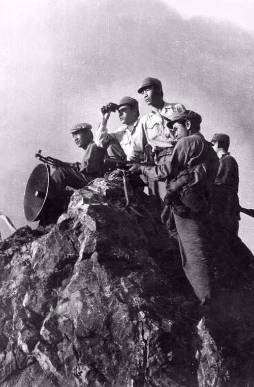 Chỉ huy đơn vị quân đội ta nghiên cứu địa hình, xây dựng phương án tác chiến.