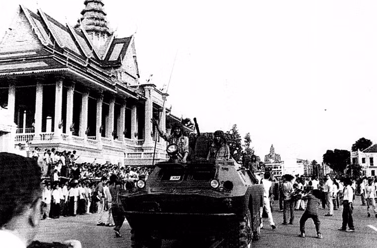 Quân đội tình nguyện Việt Nam rút quân về nước, đi qua Hoàng cung ở Thủ đô Phnôm Pênh, Campuchia, ngày 26/9/1989.