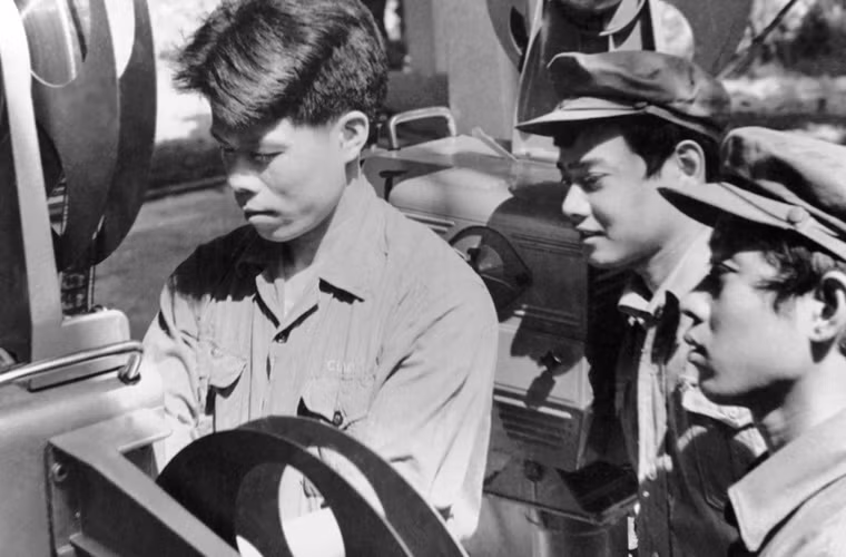 Bộ đội Quân đoàn 4 hướng dẫn quân đội bạn sử dụng máy chiếu bóng.