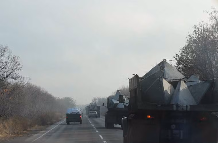 Đoàn xe chở các ụ bê tông chống xe tăng di chuyển ở vùng miền đông Ukraine.