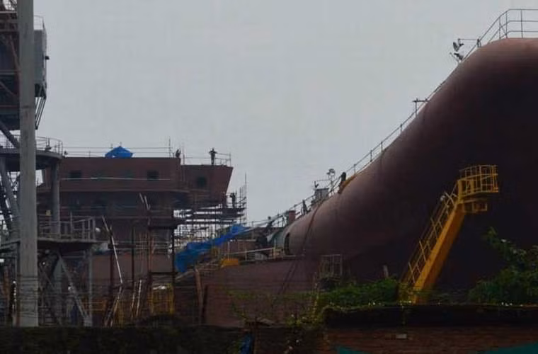 Các ảnh mới nhất được truyền thông Ấn Độ đăng tải tuần qua cho thấy, tàu sân bay nội địa đầu tiên của Hải quân Ấn Độ INS Vikrant đã được xây dựng kiến trúc thượng tầng. Trước đó, khi được hạ thủy, INS Vikrant chỉ có phần thân tàu “trống rỗng”.