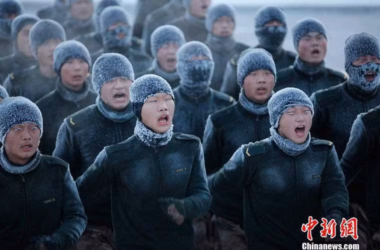 Binh lính Trung Quốc huấn luyện trong tuyết lạnh, có thể thấy là lông mi mắt của họ đã bị đóng băng.