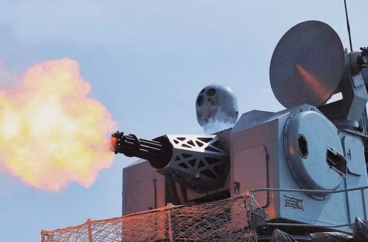 Pháo phòng không kiểu Galting Type 1130 trên tàu sân bay Liêu Ninh khai hỏa.