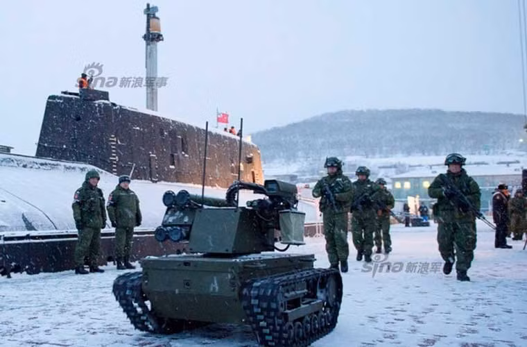 Binh lính Nga lần đầu tập trận bảo vệ căn cứ tàu ngầm với robot chiến đấu Platform-M.