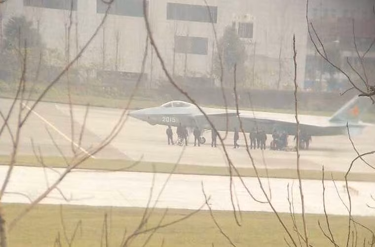 Tuần qua, truyền thông Trung Quốc lần đầu đăng tải hình ảnh cho thấy rằng Công ty Thành Đô đã chế tạo mẫu thử nghiệm tiêm kích tàng hình thế hệ thứ 5 J-20 thứ 6, mang số hiệu 2015.