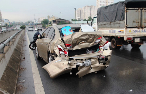 Các phương tiện bị hư hỏng, biến dạng và 3 người trên ôtô 4 chỗ bị thương nặng.