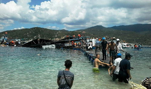 Sap be noi tren vinh Vinh Hy, hon 300 nguoi roi xuong bien-Hinh-2